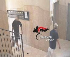 Il fermato mentre aiuta l'anziana con la spesa  - Carabinieri