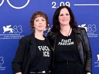 Venezia 83, 'F**k ICE' e 'Fight Fascims': "La protesta del cast di 'They're Here'"