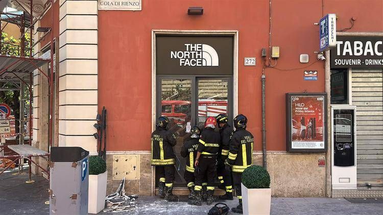 Crollo in via Cola di Rienzo - (Adnkronos)