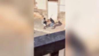 Paura a Martina Franca, colpisce persone e auto con spranga: passanti lo picchiano e lo bloccano a terra - Video