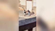 Paura a Martina Franca, colpisce persone e auto con spranga: passanti lo picchiano e lo bloccano a terra - Video