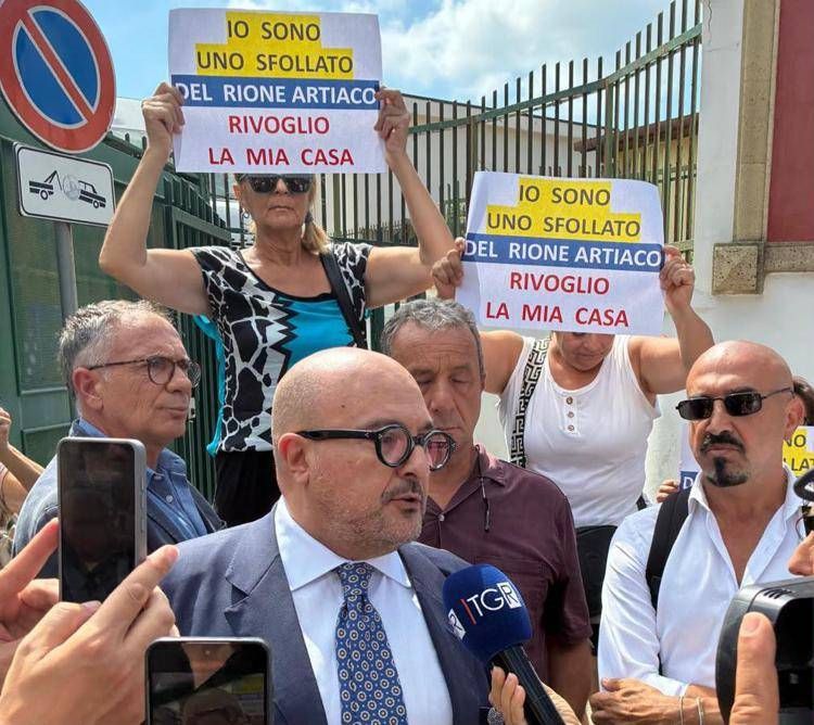 Campi Flegrei, flash mob opposizione di centrodestra in consiglio regionale sotto Comune Pozzuoli