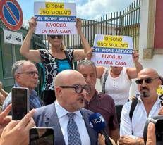 Campi Flegrei, flash mob opposizione di centrodestra in consiglio regionale sotto Comune Pozzuoli