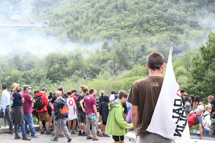 Venaus. Corteo No Tav in ValSusa ,scontri con le forze dell'ordine, fumogeni (Costantino Sergi/Fotogramma, Venaus val di Susa - 2019-07-27) p.s. la foto e' utilizzabile nel rispetto del contesto in cui e' stata scattata, e senza intento diffamatorio del decoro delle persone rappresentate - FOTOGRAMMA