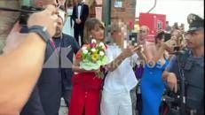 Un mazzo di fiori per Penelope Cruz a Venezia 83, lo spasimante è un gentleman giovanissimo - Video