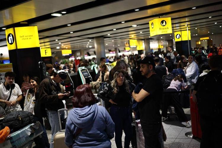 Londra, passeggeri in attesa a Heathrow - Afp