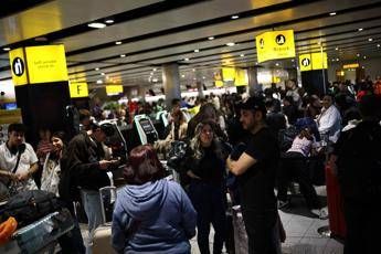 Londra, passeggeri in attesa a Heathrow - Afp