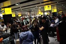 Londra, passeggeri in attesa a Heathrow - Afp