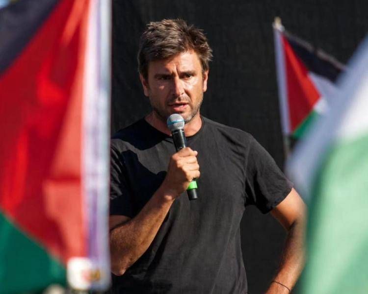 Alessandro Di Battista - (Foto dal profilo Facebook della sua associazione 'Schierarsi'