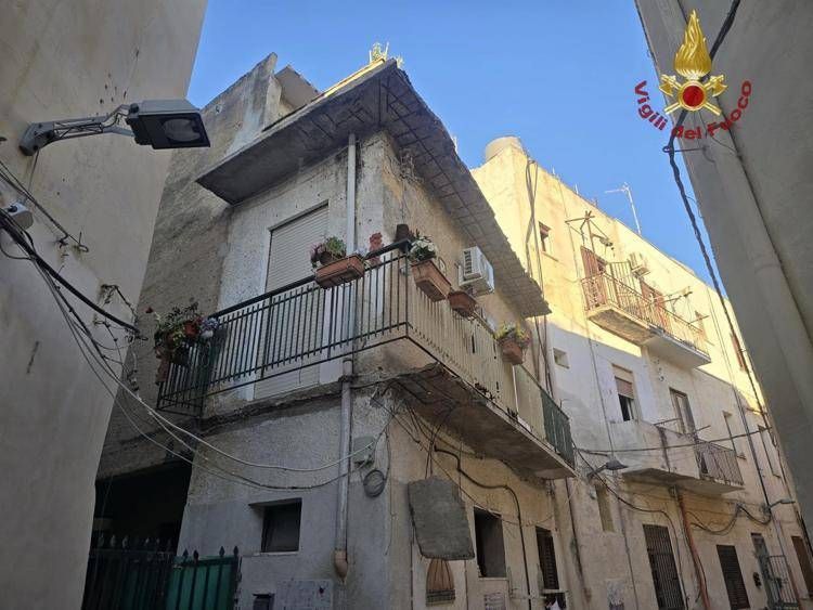 Il balcone crollato - (Vigili del fuoco)