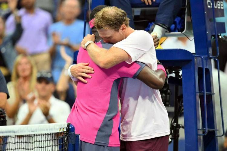 Frances Tiafoe consola Alex Michelsen - Afp