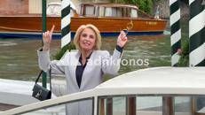 Venezia 83, Fanelli 'invecchiata' e con una parrucca sbarca al Lido - Video