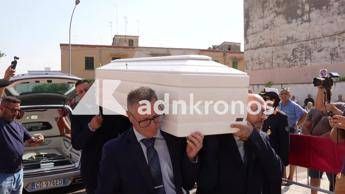 Funerali Lorena Isceri, salma arrivata a Squinzano. La commozione dei familiari - Video