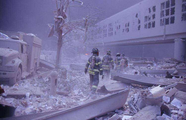 11 settembre 2001, polvere e detriti dopo il crollo delle Torri Gemelle - Fotogramma/Ipa