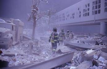 11 settembre 2001, polvere e detriti dopo il crollo delle Torri Gemelle - Fotogramma/Ipa
