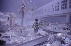 11 settembre 2001, polvere e detriti dopo il crollo delle Torri Gemelle - Fotogramma/Ipa