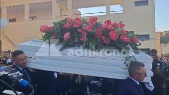 Funerali Lorena Isceri, l'uscita del feretro tra applausi e palloncini in cielo - Video