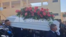 Funerali Lorena Isceri, l'uscita del feretro tra applausi e palloncini in cielo - Video