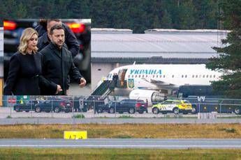 L'aereo del presidente ucraino a Oslo, nel riquadro Zelensky e la moglie atterrati in Norvegia - Afp