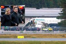 L'aereo del presidente ucraino a Oslo, nel riquadro Zelensky e la moglie atterrati in Norvegia - Afp