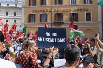 Ddl antisemitismo, legge in aula il 2 ottobre: Pd cerca sintesi, ma è bufera su bandiere di Hamas in piazza