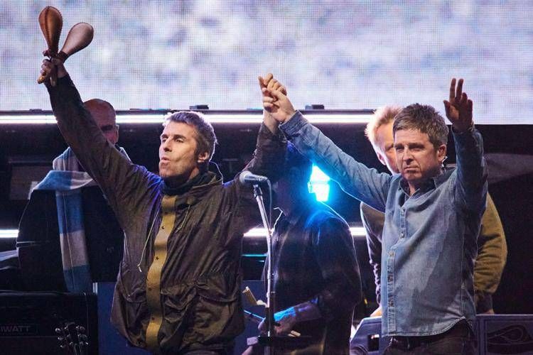Gli Oasis sul palco durante il tour del 2025: Liam col parka d'ordinanza e Noel in camicia di denim - Ipa/Fotogramma