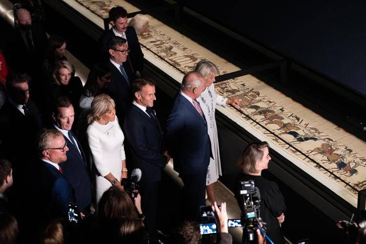 Il presidente francese Emmanuel Macron e la famiglia reale all'anteprima della mostra dell'arazzo di Bayeux - Fotogramma/Ipa