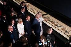 Il presidente francese Emmanuel Macron e la famiglia reale all'anteprima della mostra dell'arazzo di Bayeux - Fotogramma/Ipa