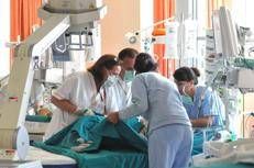 OSPEDALE NIGUARDA, REPARTO DI TERAPIA INTENSIVA CARDIOVASCOLAR, MEDICI INFERMIERI (Silvano Del Puppo, MILANO - 2010-09-14)  - FOTOGRAMMA