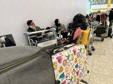 Persone in attesa all'aeroporto di Heathrow - IPA