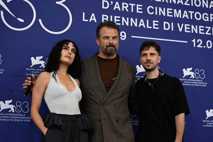 (Al centro della foto Edoardo De Angelis -  ufficio stampa Biennale Venezia)