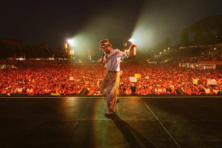 Jovanotti gladiatore col sorriso al Circo Massimo: 