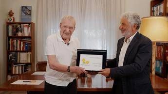 (Miro Gori consegna il premio a Paolo Conte - ufficio stampa del Premio)