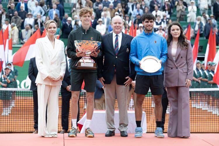 Sinner e Alcaraz durante la premiazione del torneo di Montecarlo - Ipa/Fotogramma 