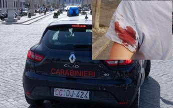 Spari con arma ad aria compressa in centro a Roma, la donna colpita: 