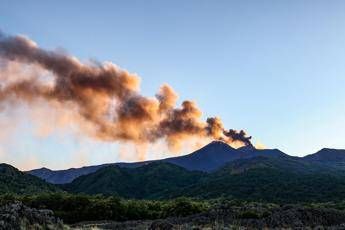 Eruzione Etna, voli sospesi fino alle 14.30 all'aeroporto di Catania