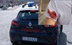 Nel riquadro il braccio della donna ferita - (Auto carabinieri da Ipa,  foto Cristina Stillitano dal suo progìfilo facebook)