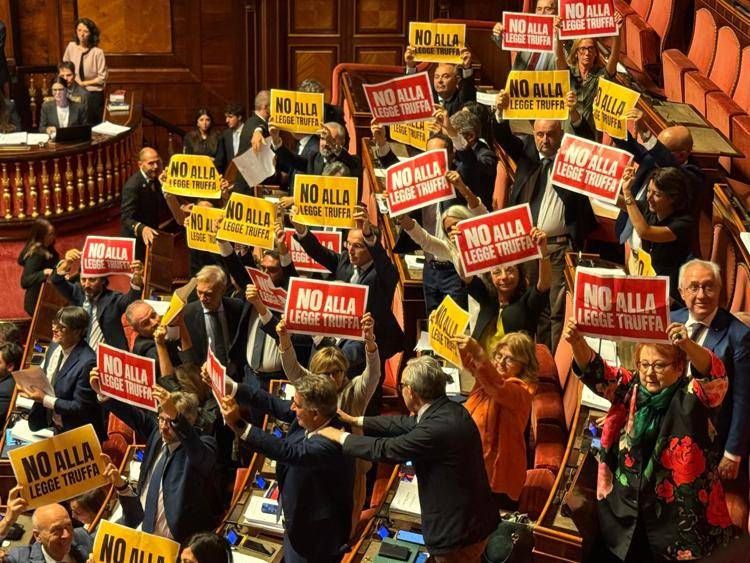 La protesta delle opposizioni in Aula