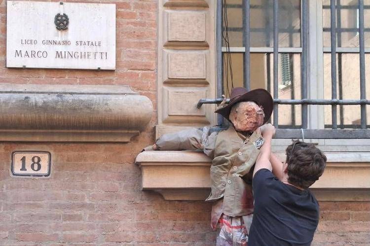 Il manichino appeso dagli studenti del liceo Bolognese