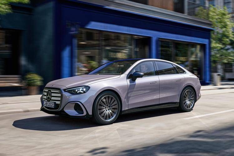 Mercedes, cresce la classe C con l'elettrica 300 4Matic