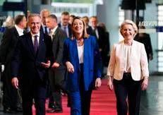 La presidente Ursula von der Leyen (a sinistra) stamani a Strasburgo - Fotogramma/Ipa