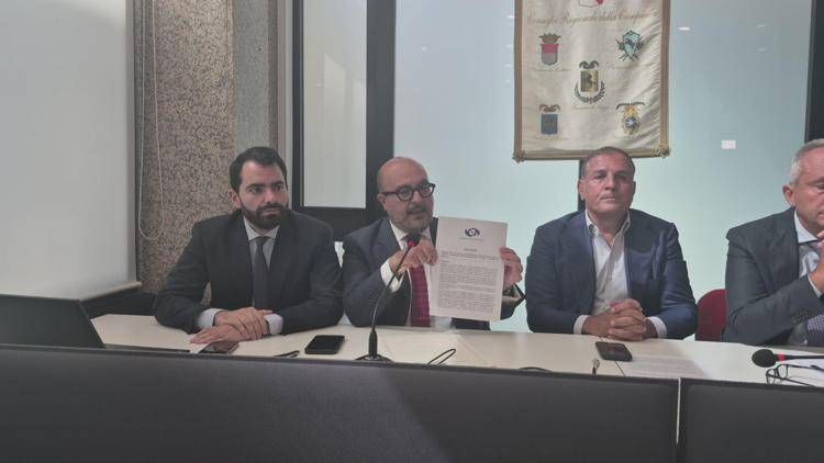 Campania: Sangiuliano, 'via calamite e kebab dai centri storici'