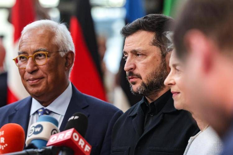 Il presidente del Consiglio Europeo Antonio Costa, primo da sinistra, insieme al presidente ucraino Volodymyr Zelensky - Fotogramma/Ipa