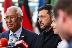 Il presidente del Consiglio Europeo Antonio Costa, primo da sinistra, insieme al presidente ucraino Volodymyr Zelensky - Fotogramma/Ipa