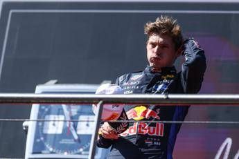 Max Verstappen sfida cento piloti in un evento speciale in TV