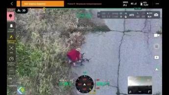 La nonna ucraina trova un drone e lo neutralizza con precisione chirurgica - Video