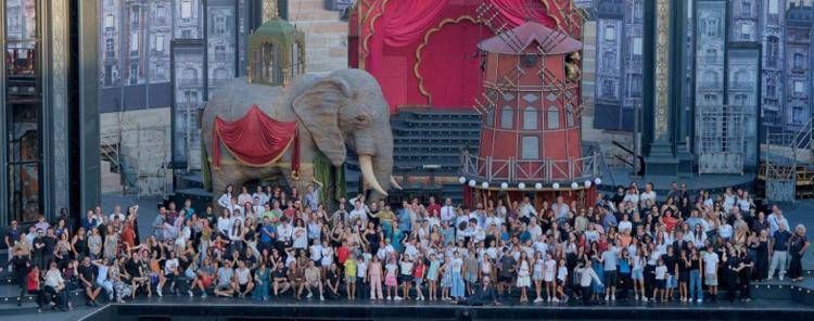 (Alcuni dei lavoratori che hanno preso parte al 103° Arena Opera Festival - ufficio stampa)