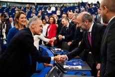 Il leader del Ppe Manfred Weber (a destra) stringe la mano al presidente del Canada all'Europarlamento a Soteu 2026 - (Afp)