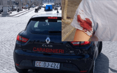 Nel riquadro il braccio della donna ferita - (Auto carabinieri da Ipa, foto Cristina Stillitano dal suo progìfilo facebook)