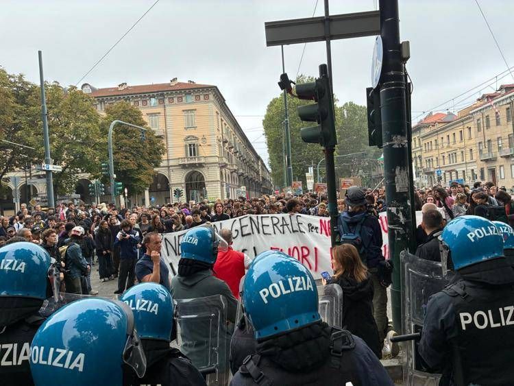 Vannacci a Torino, la protesta contro il generale e il seminario della polizia